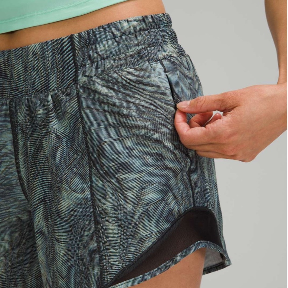 Lululemon Hotty Hot Low Rise Short 4" size 8 - Picture 2 of 9